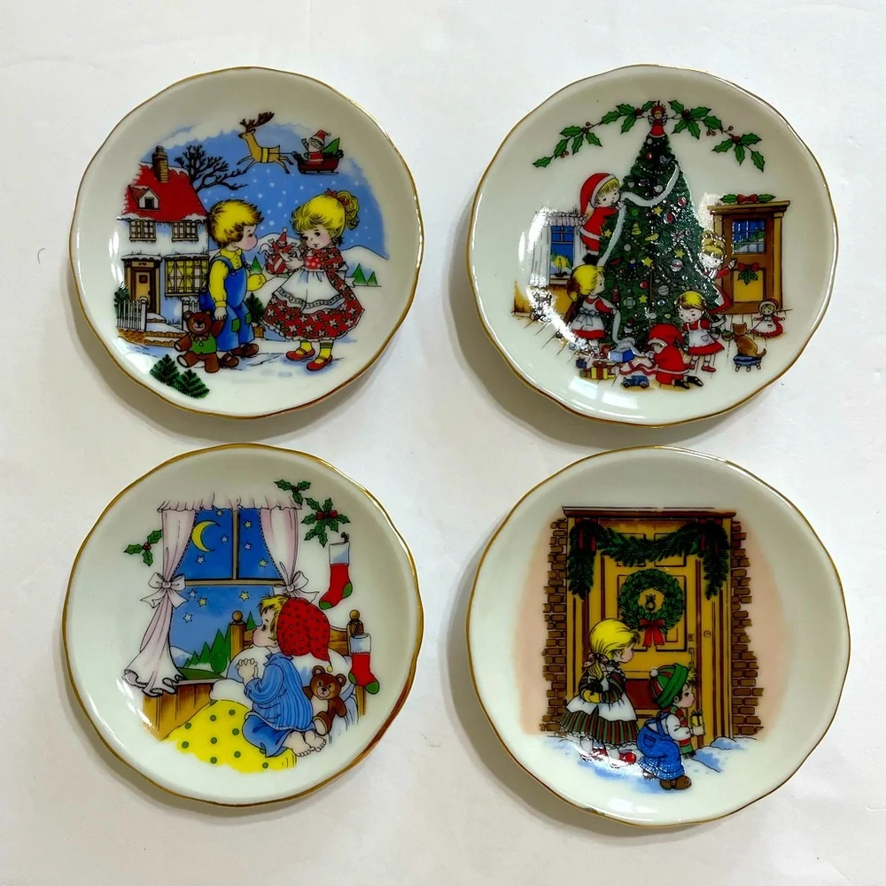Set/4 Tiny Porcelain Japan Holiday Plates Children In Old Fashion Scenes